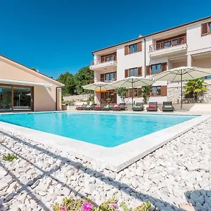 E&t With A Beautiful Pool , Rabac Kroatien